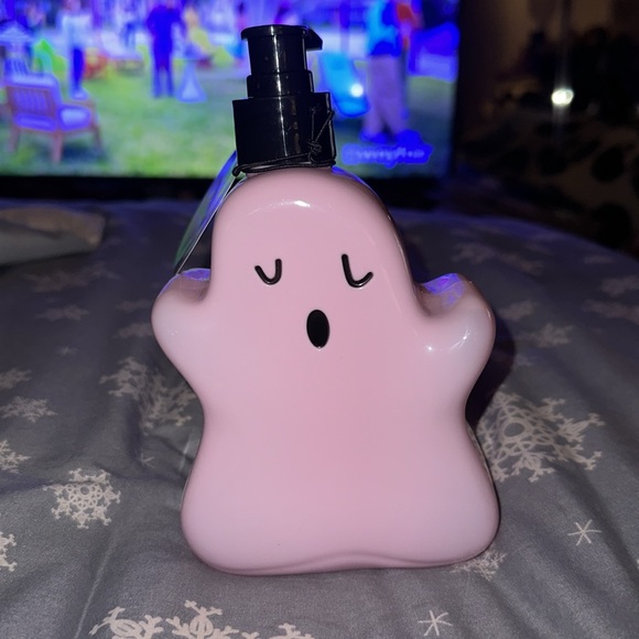 Boo berry Halloween pink ghost hand soap👻 - Picture 3 of 3